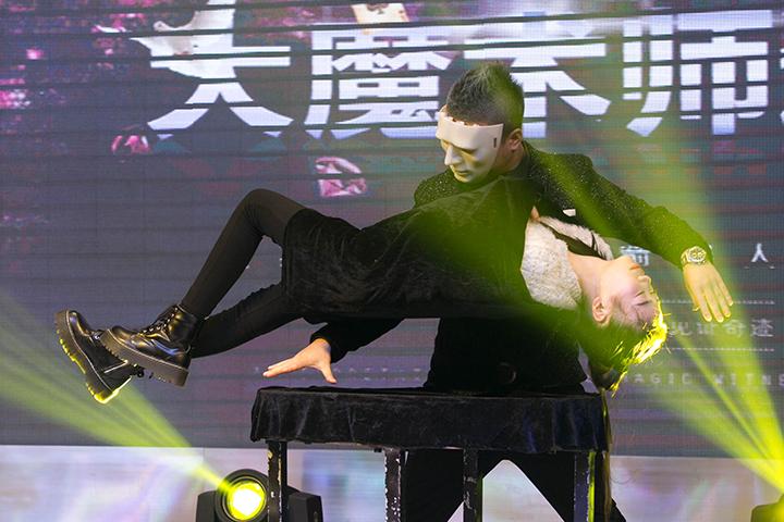 魔术《人体漂浮》及《财源广进》惊呆了在座的各位,争相拿出手机拍摄